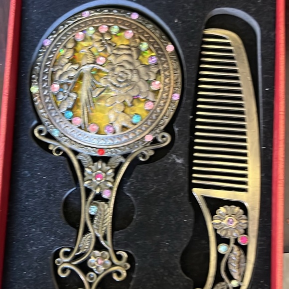 Antique Brush and Comb set - Picture 1 of 3
